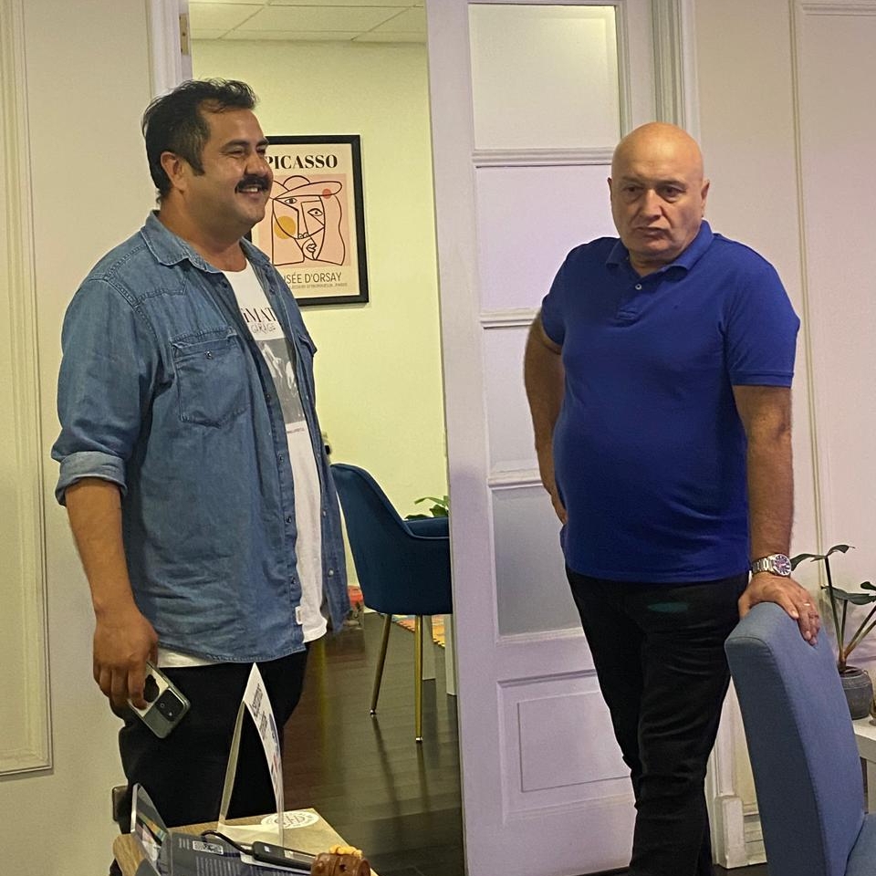 El equipo de Mindy con los comediantes invitados