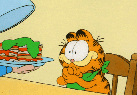 Garfield comiendo lasaña con total disfrute